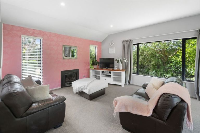 Photo of property in 9 Gwen Place, Redwood, Christchurch, 8051