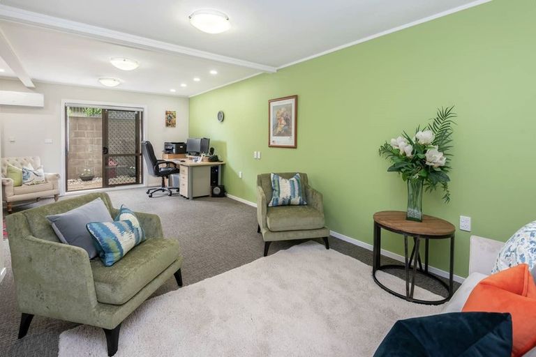 Photo of property in 27 Pickwick Parade, Mellons Bay, Auckland, 2014