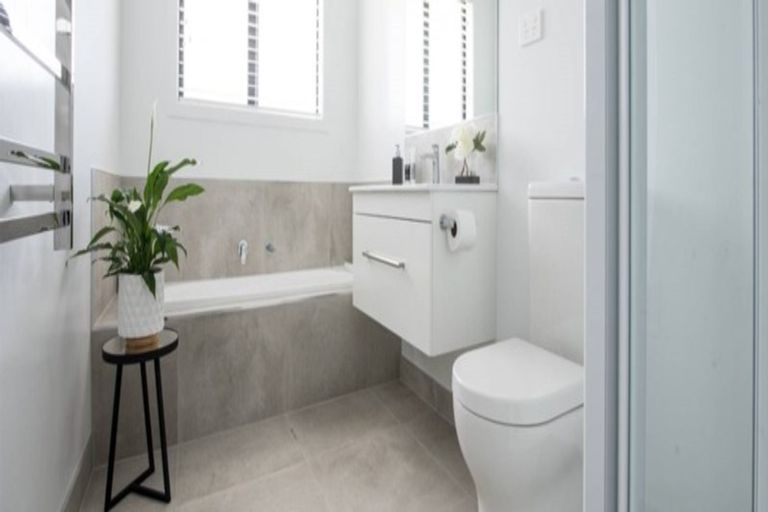 Photo of property in 16 Vogwill Road, Kumeu, 0810