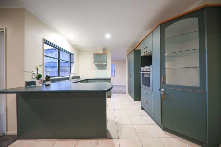 Photo of property in 9 Ballintra Close, Pinehill, Auckland, 0632