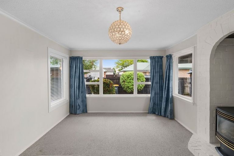 Photo of property in 77 Farquhars Road, Redwood, Christchurch, 8051