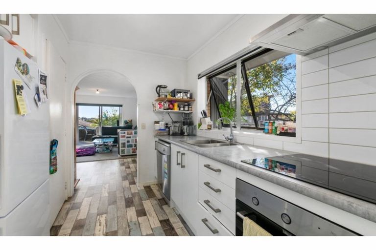 Photo of property in 2/309 Wairau Road, Totara Vale, Auckland, 0627