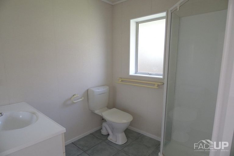 Photo of property in 72 Kingdale Road, Henderson, Auckland, 0610