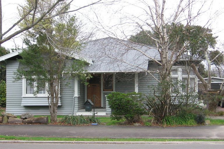 Photo of property in 16 Colombo Street, Hokowhitu, Palmerston North, 4410