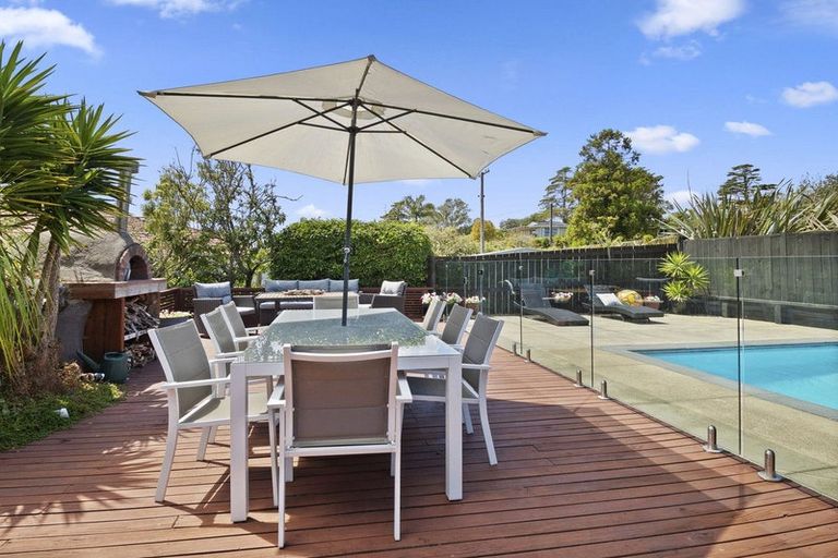 Photo of property in 34 Cliff View Drive, Green Bay, Auckland, 0604