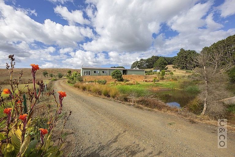Photo of property in 231 Taiapa Road, Muriwai, Waimauku, 0881