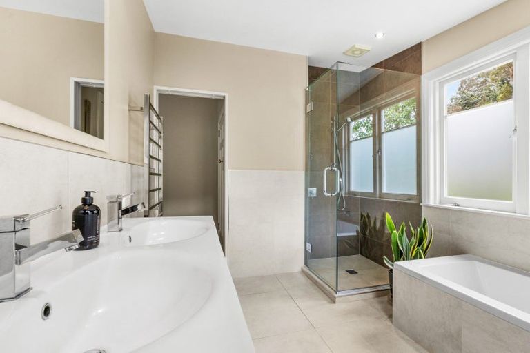 Photo of property in 137 Tauroa Road, Havelock North, 4130