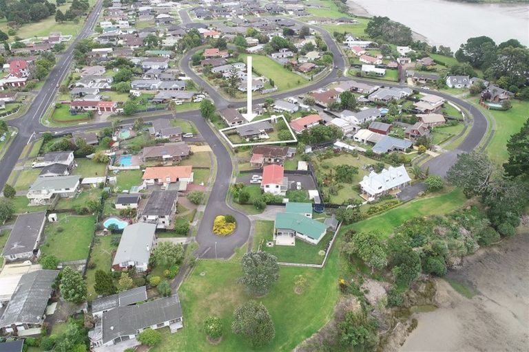 Photo of property in 1 Heron Place, Waiuku, 2123