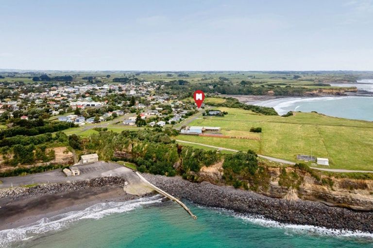 Photo of property in 11 Hector Place, Opunake, 4616