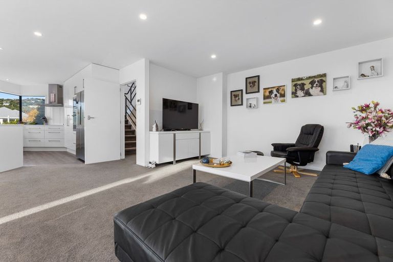 Photo of property in 2/60 Moncks Spur Road, Redcliffs, Christchurch, 8081