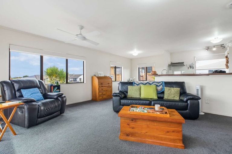 Photo of property in 46 Edgewater Parade, Waiuku, 2123