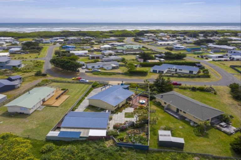 Photo of property in 35 Te Kiri Street, Himatangi Beach, Foxton, 4891