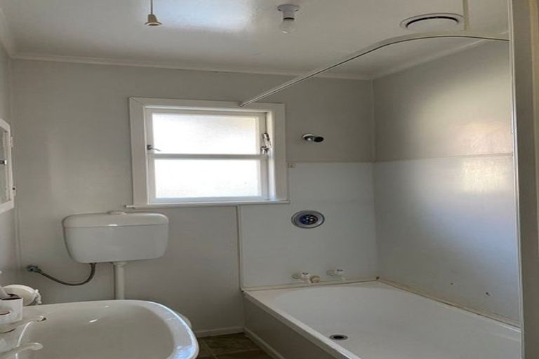 Photo of property in 1/10 Ocean View Road, Northcote, Auckland, 0627