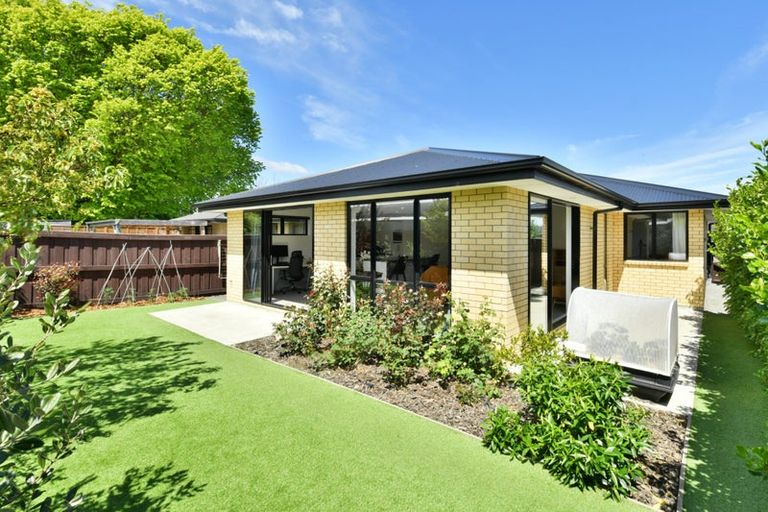 Photo of property in 10 Fairbairn Close, Halswell, Christchurch, 8025