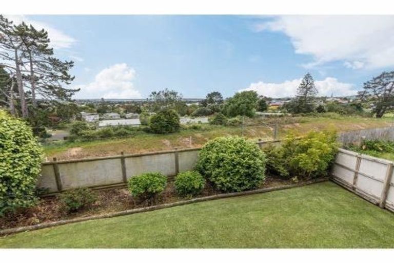 Photo of property in 2/75a West Coast Road, Glen Eden, Auckland, 0602
