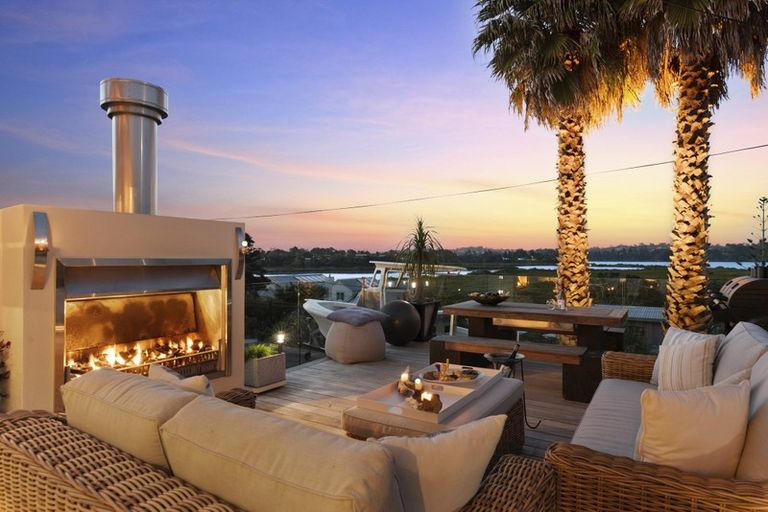 Photo of property in 11 The Terrace, Herald Island, Auckland, 0618