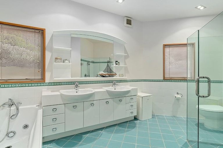 Photo of property in 15 Morrows Mead, Wanaka, 9305