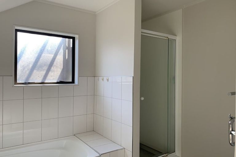 Photo of property in 2/20 Lagoon Way, West Harbour, Auckland, 0618