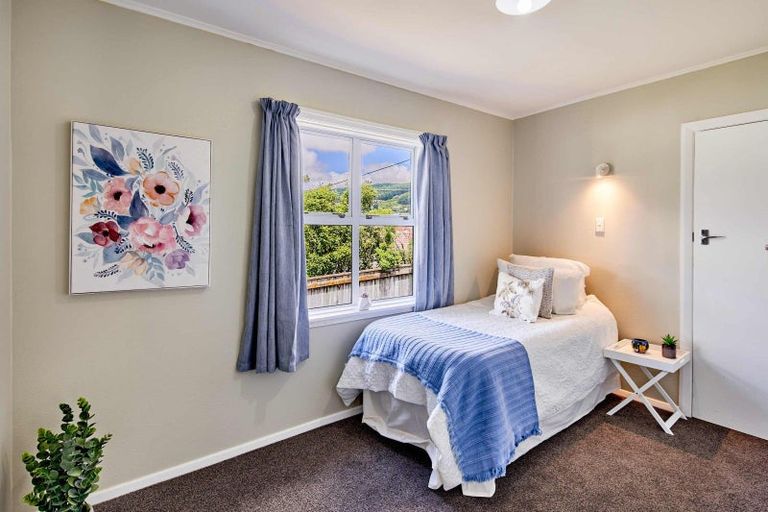 Photo of property in 13 Kereru Bend, Tawa, Wellington, 5028