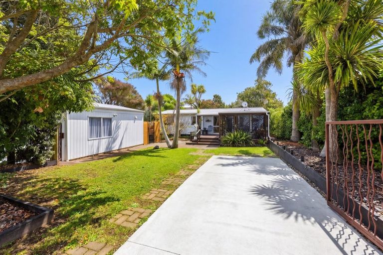 Photo of property in 100 Torkar Road, Clarks Beach, 2122