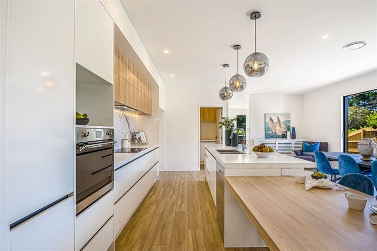 Photo of property in 9 Mcindoe Road, Kumeu, 0810