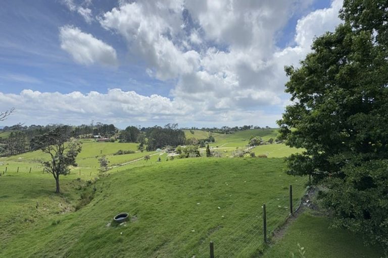 Photo of property in 14 Amreins Road, Waitakere, Henderson, 0782