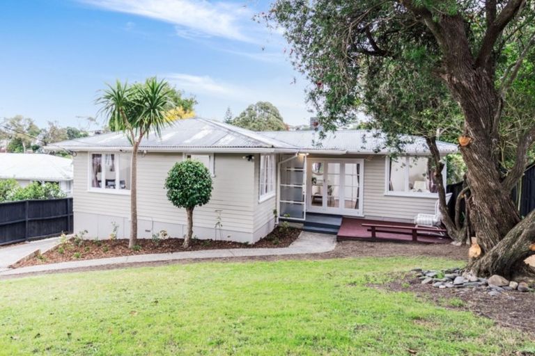 Photo of property in 75 Selwyn Crescent, Forrest Hill, Auckland, 0620