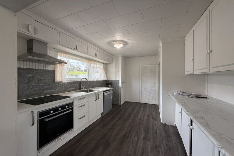 Photo of property in 16 Avonleigh Road, Green Bay, Auckland, 0604
