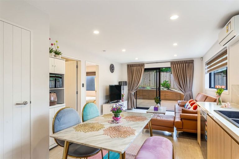 Photo of property in 7d Kerria Place, Sunnynook, Auckland, 0620