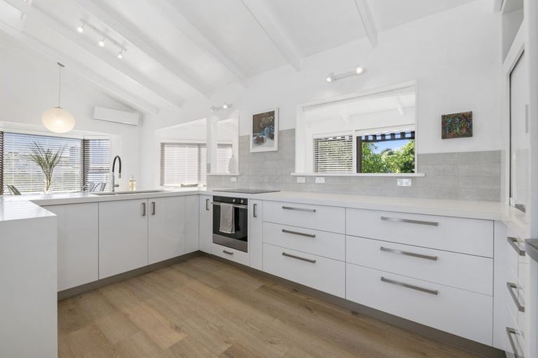 Photo of property in 19 Zita Avenue, Matakatia, Whangaparaoa, 0930