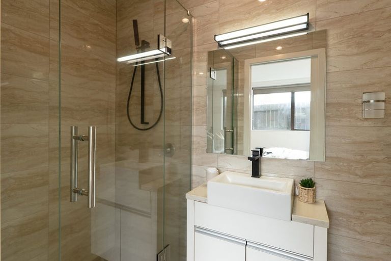 Photo of property in 74b Stamford Park Road, Mount Roskill, Auckland, 1041