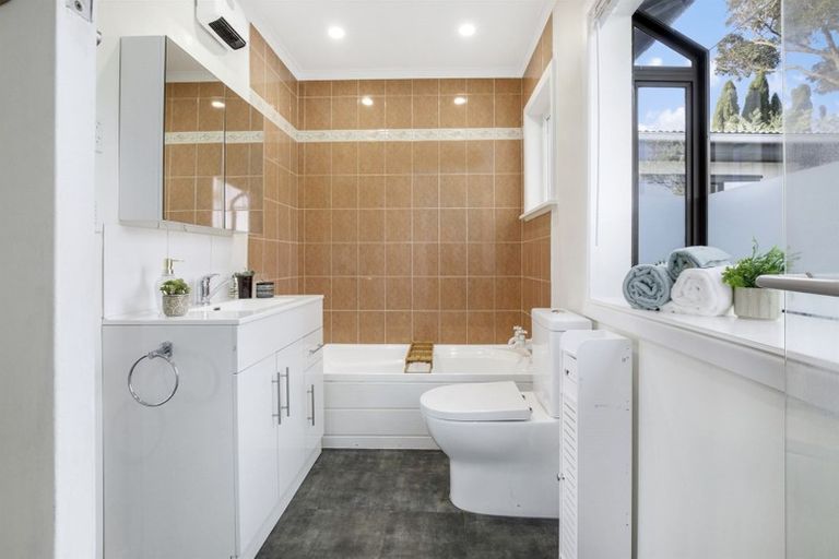 Photo of property in 36 Kiriwai Road, Paremata, Porirua, 5024