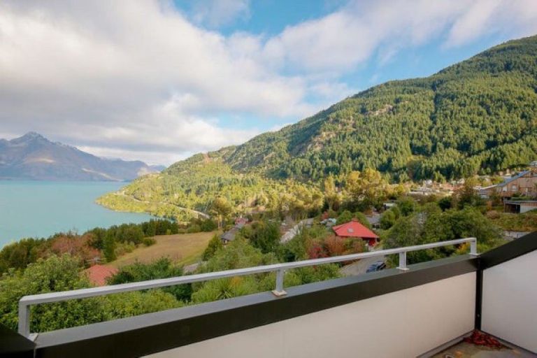 Photo of property in 24a Mckerrow Place, Sunshine Bay, Queenstown, 9300