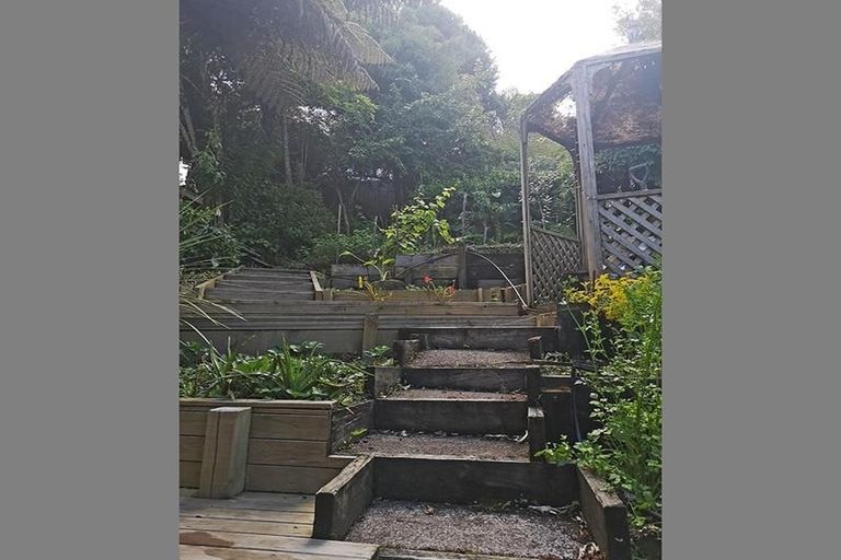 Photo of property in 2/52 Heathcote Road, Castor Bay, Auckland, 0620