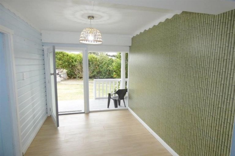 Photo of property in 2 Karoro Road, One Tree Point, 0118