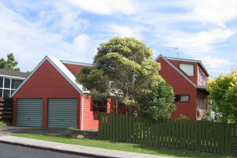 Photo of property in 1 Claverdon Drive, Massey, Auckland, 0614