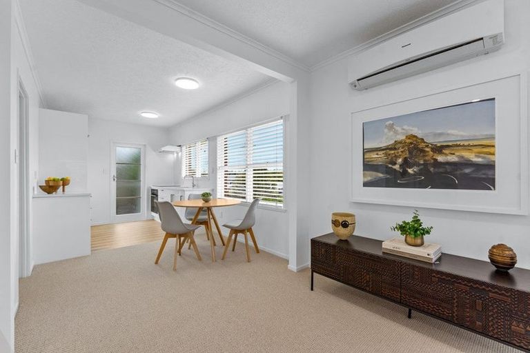 Photo of property in 1/18 Shakespeare Road, Milford, Auckland, 0620