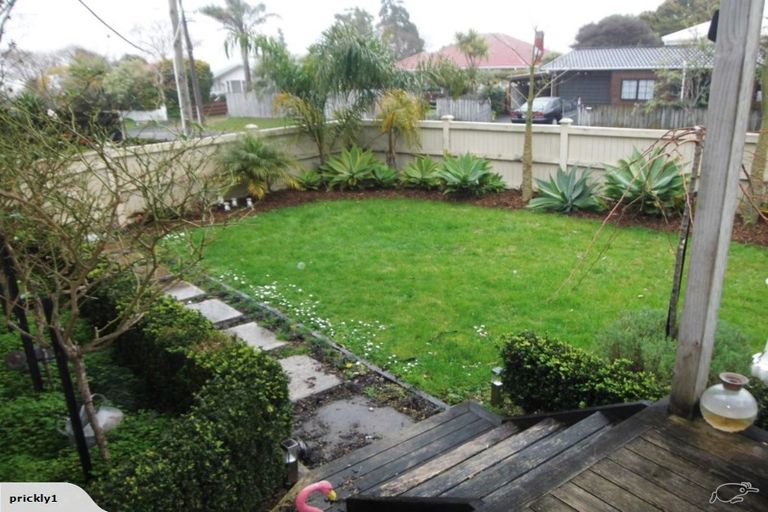 Photo of property in 2 Taupo Street, Green Bay, Auckland, 0604