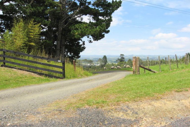 Photo of property in 41 Pinetone Road, Kumeu, 0892