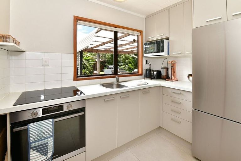 Photo of property in 33 Jelas Road, Red Beach, 0932