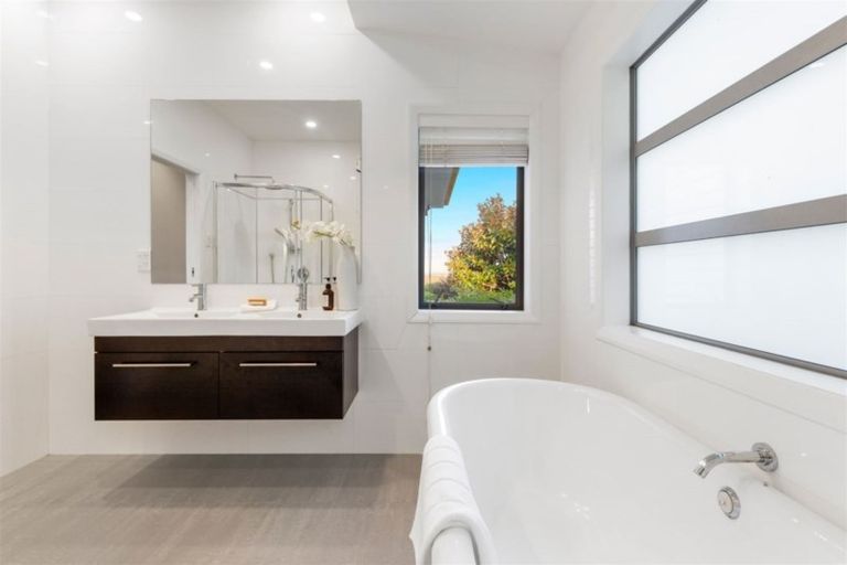 Photo of property in 201 Bleakhouse Road, Mellons Bay, Auckland, 2014