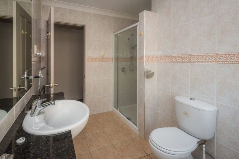 Photo of property in 42 Mandeville Place, Unsworth Heights, Auckland, 0632