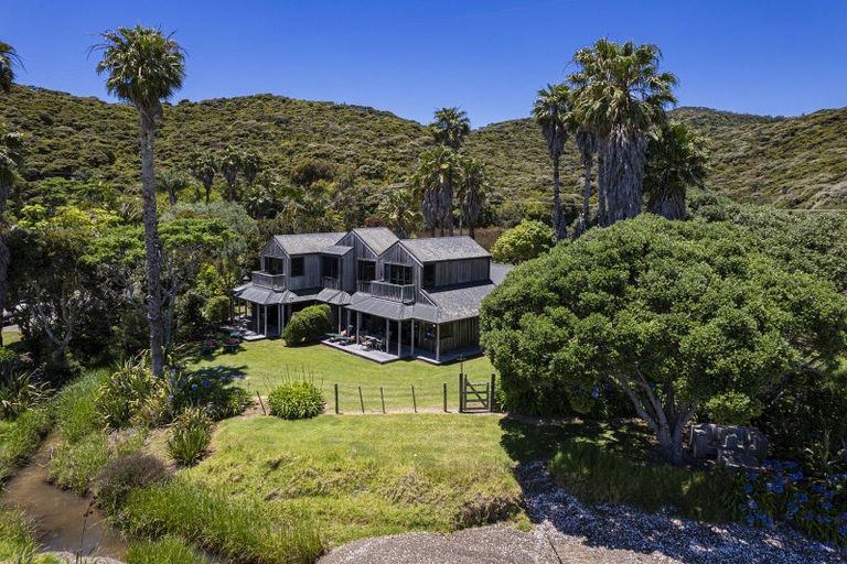 Photo of property in 950 Whangaruru Road North, Whangaruru, Russell, 0184