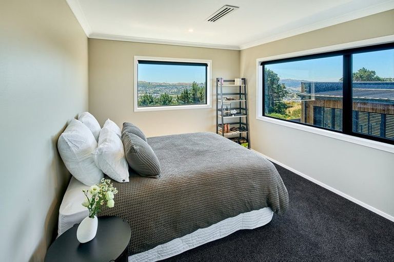 Photo of property in 12 Boeing Way, Newlands, Wellington, 6037