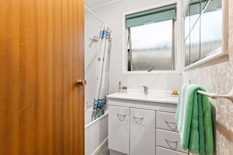 Photo of property in 2/4 Osmond Court, Sunnyvale, Auckland, 0612