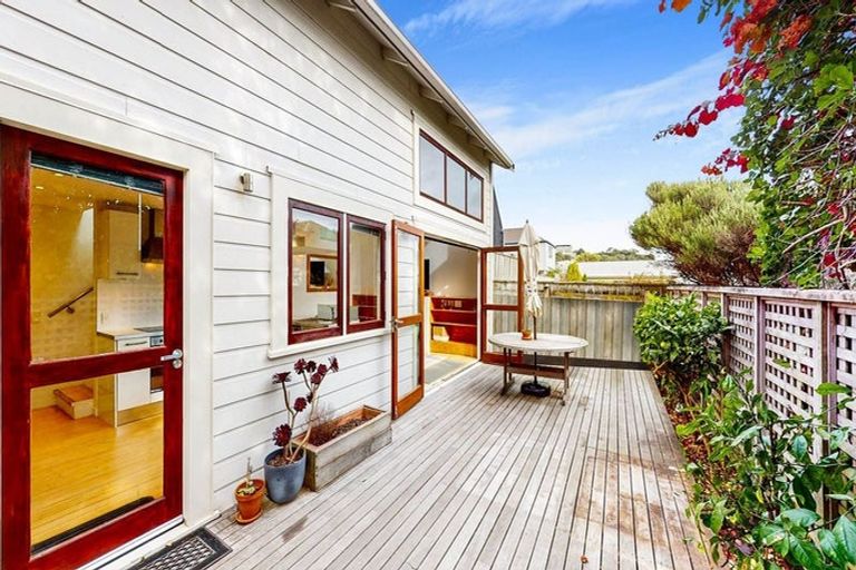 Photo of property in 13a Porritt Avenue, Mount Victoria, Wellington, 6011