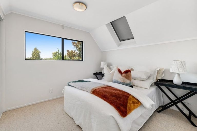 Photo of property in 1/1 Tern Place, Unsworth Heights, Auckland, 0632