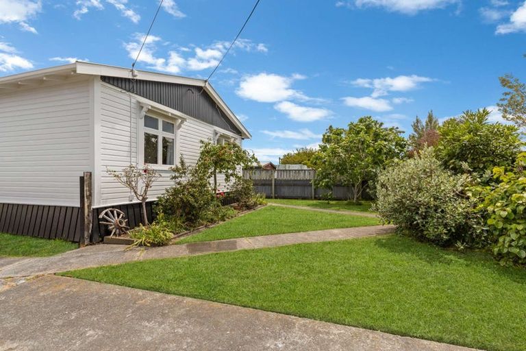 Photo of property in 2 Ngahina Street, Marton, 4710