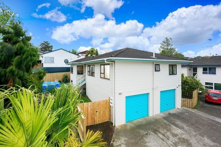 Photo of property in 1/17 Tetrarch Place, Totara Vale, Auckland, 0629
