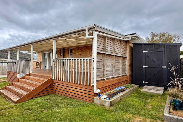 Photo of property in 16 Booth Crescent, Tuakau, 2121